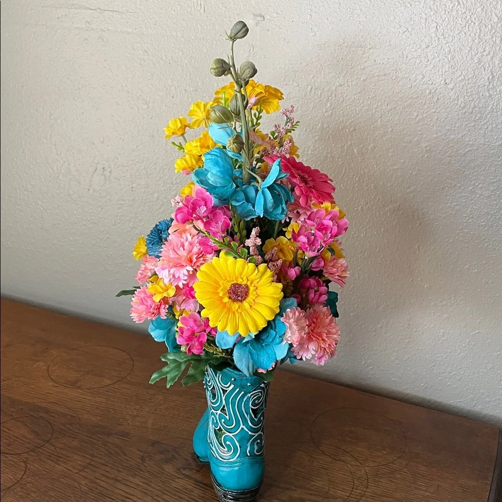 Cute colorful silk arrangement in a resin decorative boot. 🌺